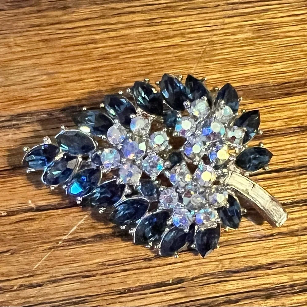 Magnificent!! Trifari brooch Leaf Blue Rhinestone baguette Silver Tone Vtg 50s - Picture 9 of 13